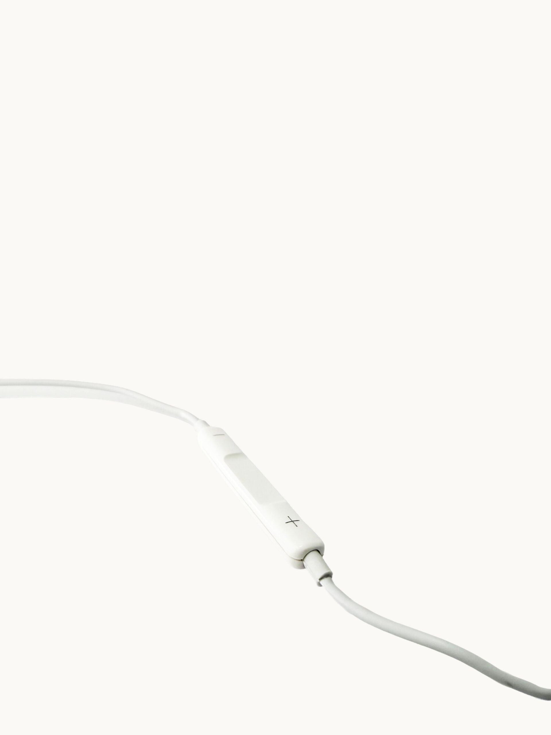 AUDÍFONOS CLÁSICOS SEMI-IN-EAR CON MICRÓFONO Y CONTROL EN LÍNEA USB-C - Image 2