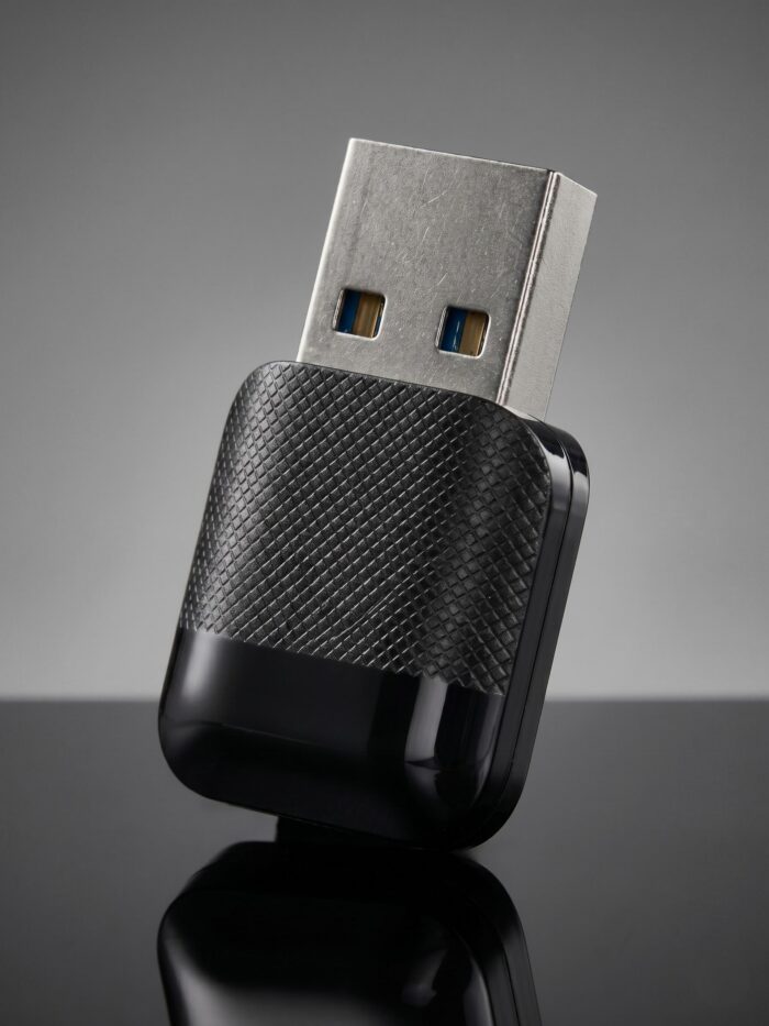 Adaptador inalámbrico M10 para CarPlay y Android Auto, diseño compacto y minimalista en color negro.