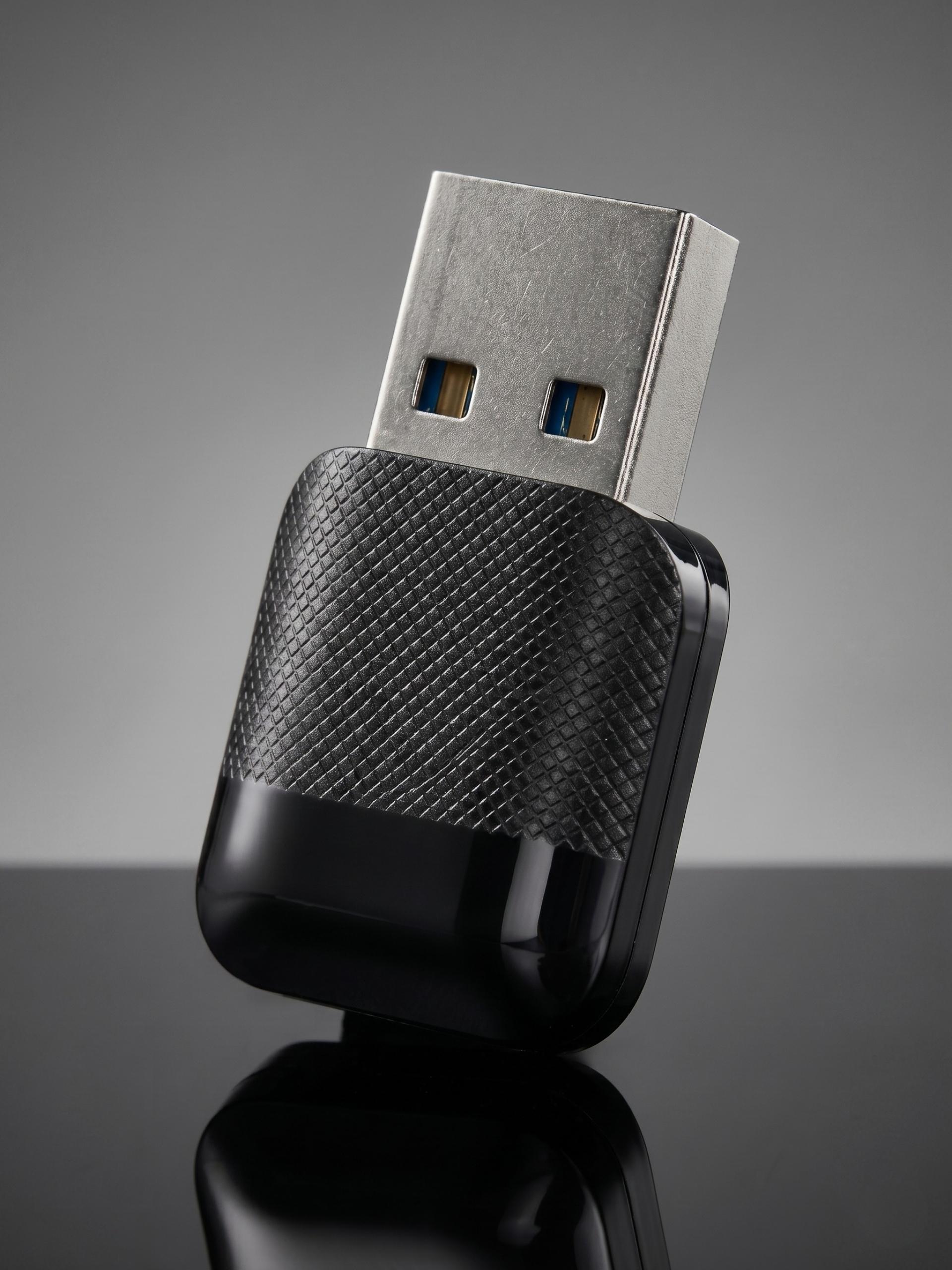 Adaptador inalámbrico M10 para CarPlay y Android Auto, diseño compacto y minimalista en color negro.