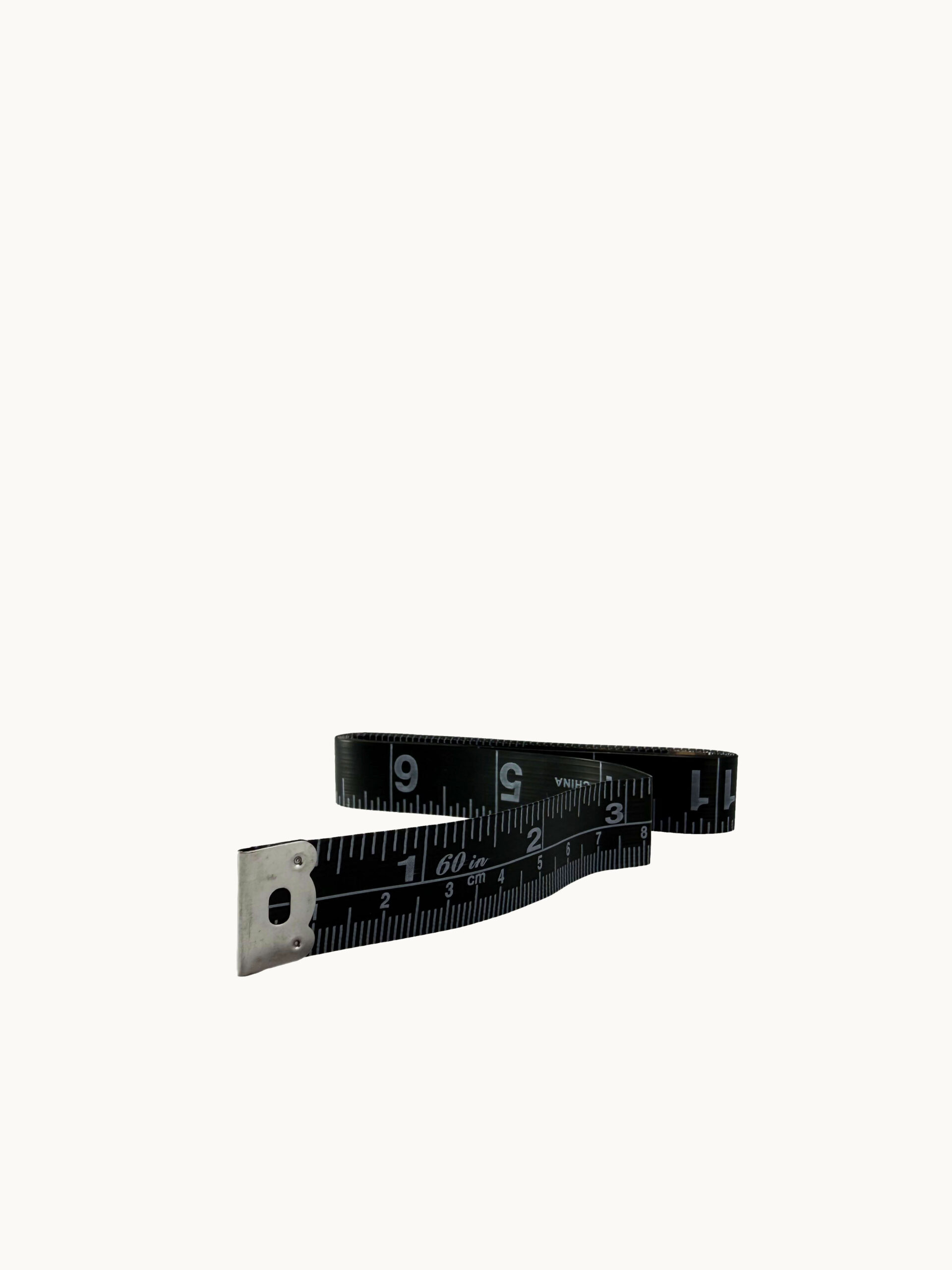 CINTA MÉTRICA DE COSTURA FLEXIBLE NEGRA 1.5 M CON MEDIDAS EN CM Y PULGADAS - Image 2