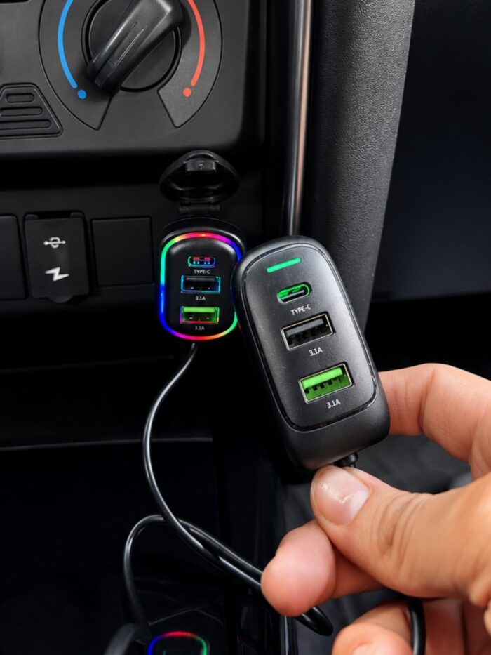 Cargador múltiple para auto de 6 puertos con extensión de cable, iluminado en un interior de vehículo moderno.
