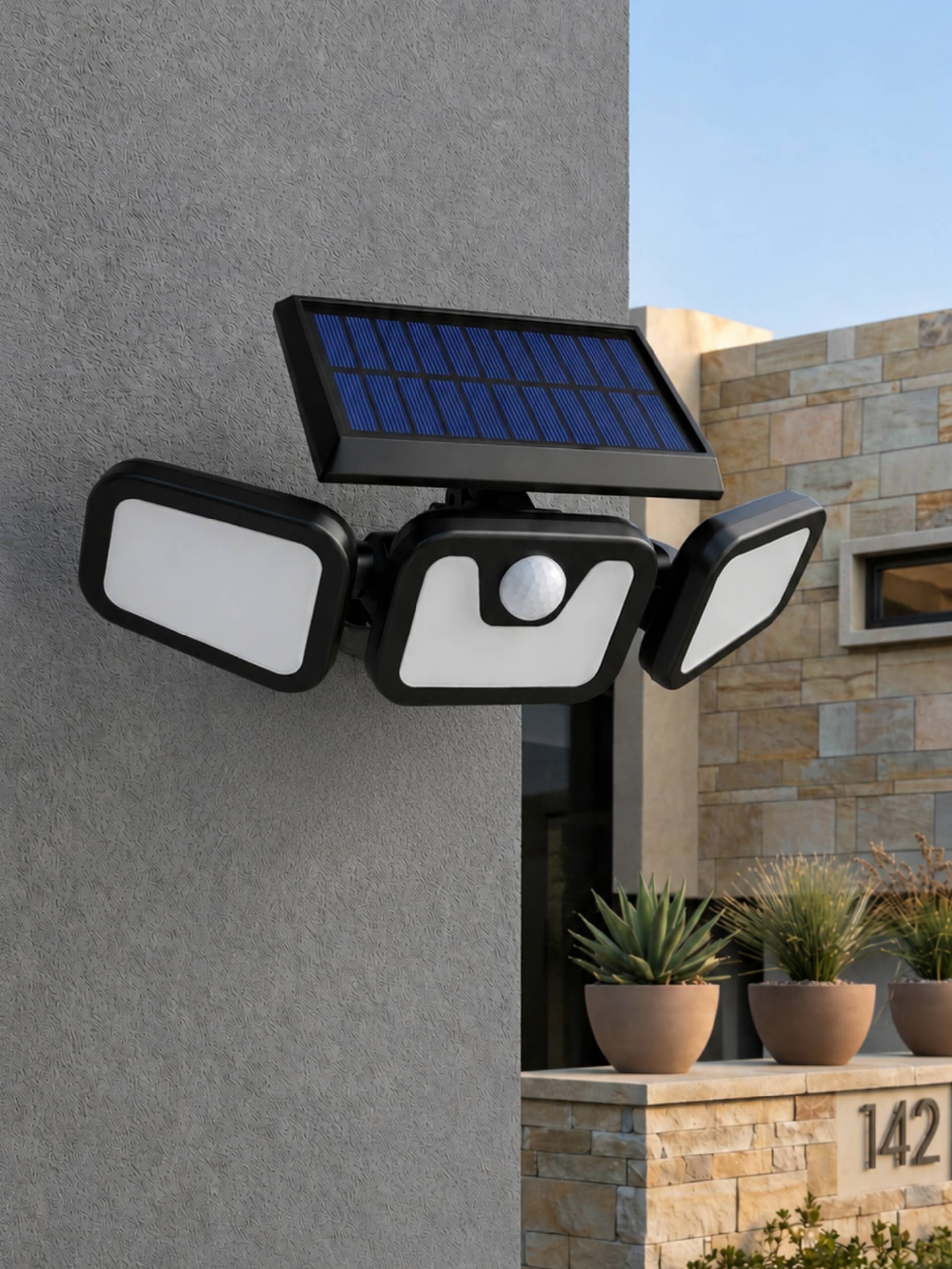 Vista de la lámpara solar led 3 cabezales con panel superior y sensor de movimiento