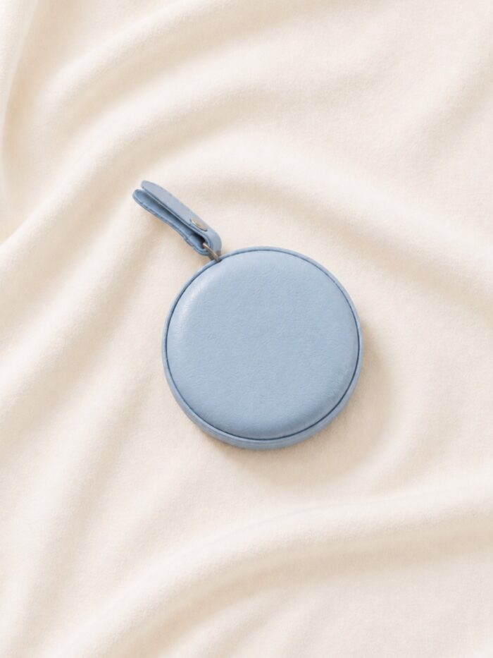 MINI CINTA MÉTRICA RETRÁCTIL PORTÁTIL CON ACABADO DE CUERO SINTÉTICO COLOR AZUL CIELO 1,5 m