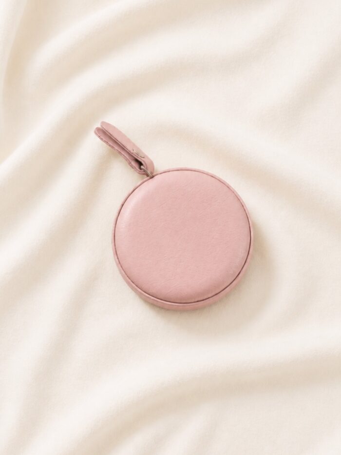 MINI CINTA MÉTRICA RETRÁCTIL PORTÁTIL CON ACABADO DE CUERO SINTÉTICO COLOR ROSA CLARO 1,5 m