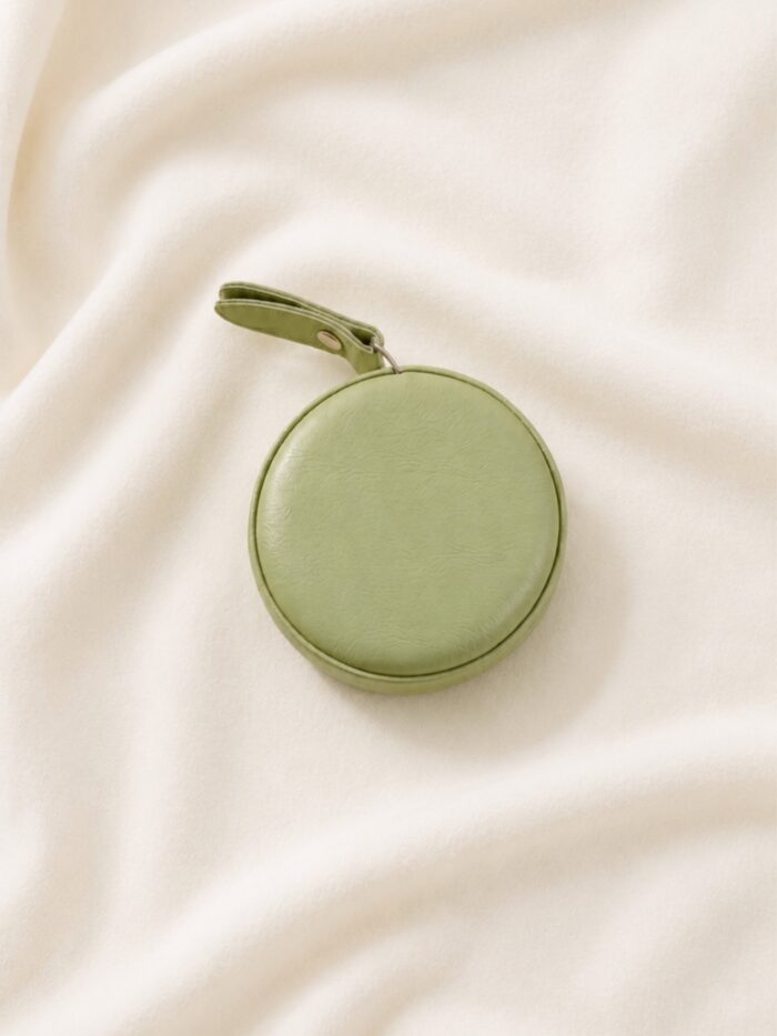 MINI CINTA MÉTRICA RETRÁCTIL PORTÁTIL CON ACABADO DE CUERO SINTÉTICO COLOR VERDE MATCHA 1,5 m