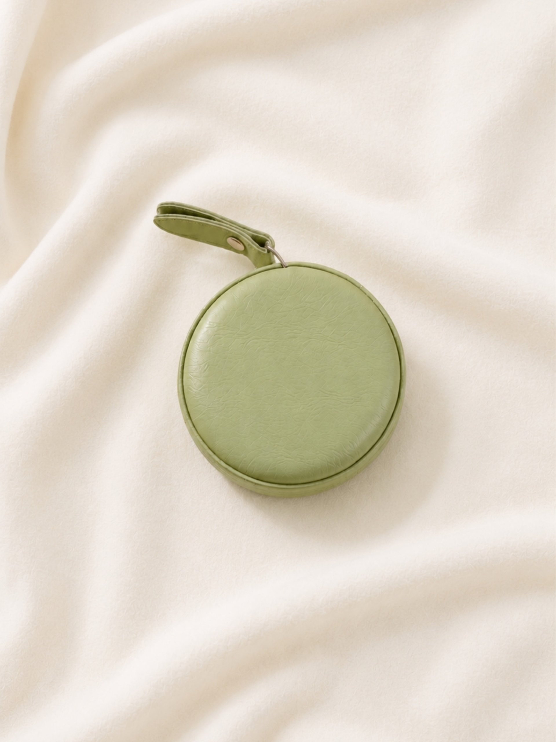 MINI CINTA MÉTRICA RETRÁCTIL PORTÁTIL CON ACABADO DE CUERO SINTÉTICO COLOR VERDE MATCHA 1,5 m