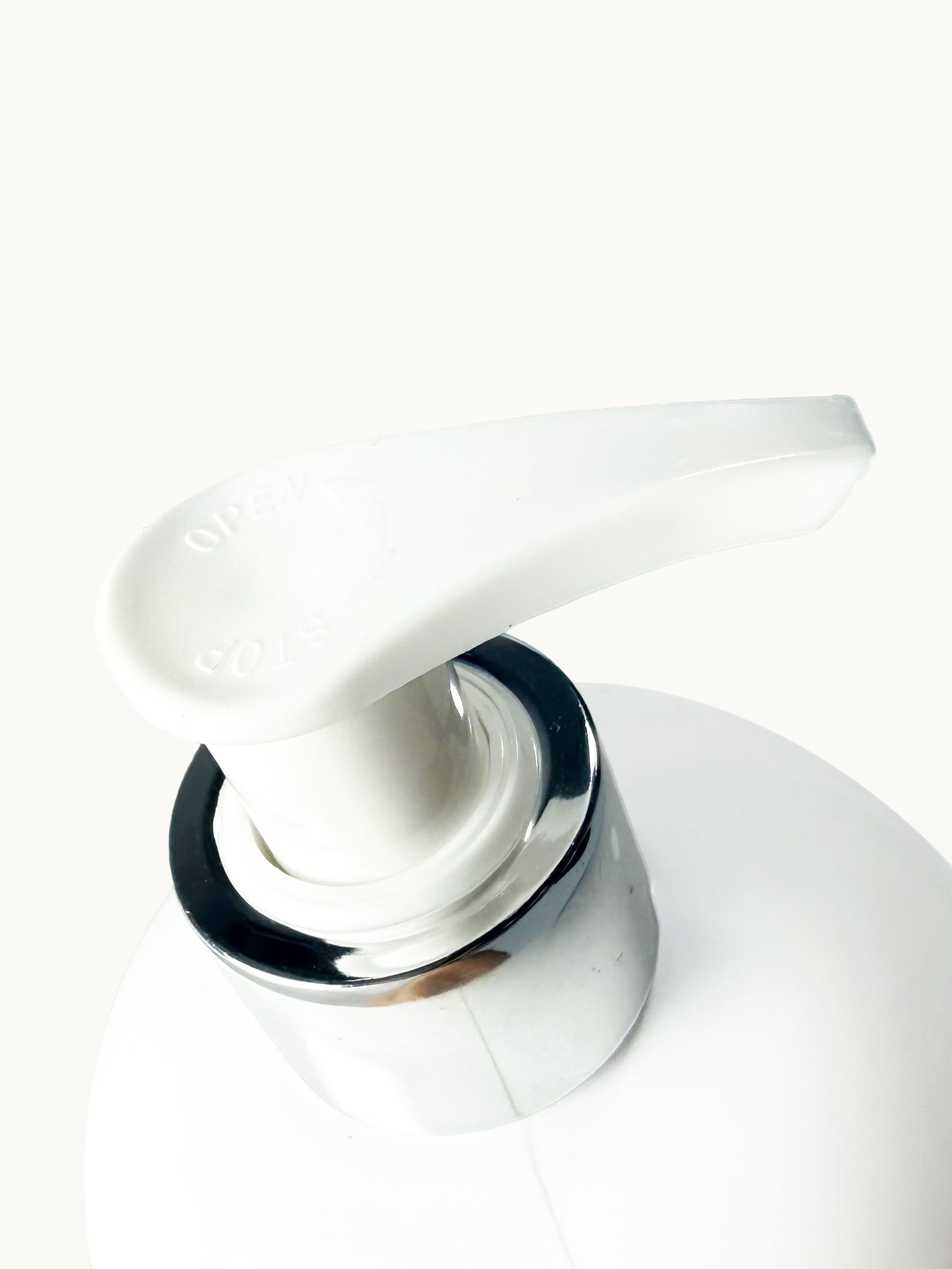 SET DE BOTELLAS DISPENSADORAS PARA SHAMPOO, ACONDICIONADOR Y JABÓN LÍQUIDO COLOR BLANCO - Image 3