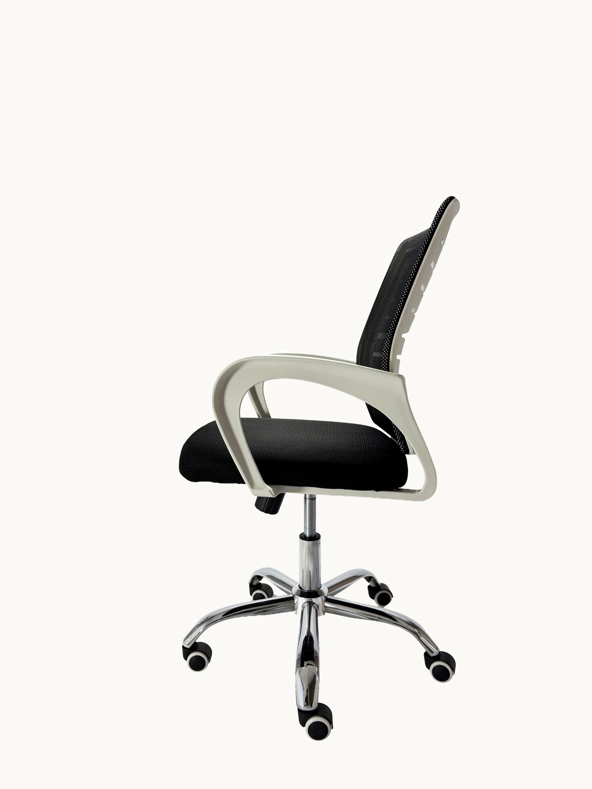 SILLA DE ESCRITORIO ERGONÓMICA NEGRA CON BRAZOS BLANCOS - Image 2