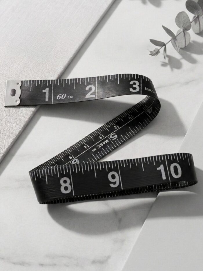 CINTA MÉTRICA DE COSTURA FLEXIBLE NEGRA 1.5 M CON MEDIDAS EN CM Y PULGADAS