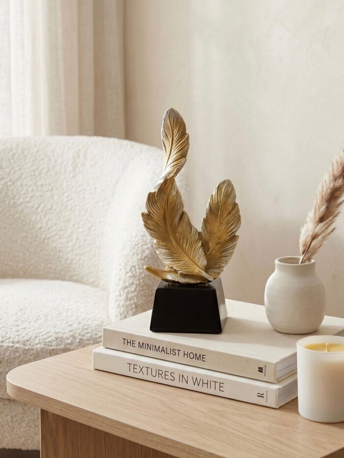 FIGURA DECORATIVA DE PLUMAS DORADAS