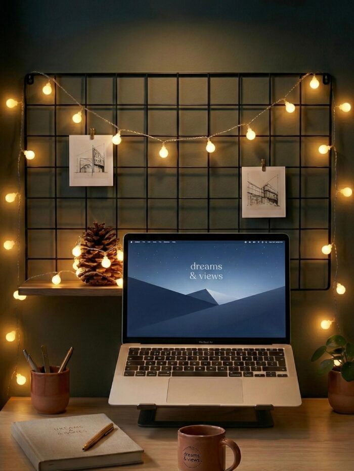 Habitación aesthetic decorada con una guirnalda de luces led decorativas de tono cálido