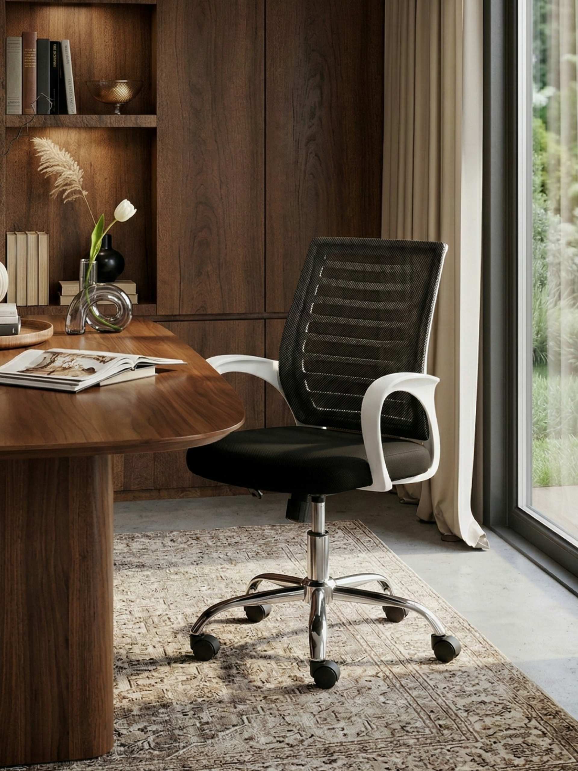 Vista frontal de la silla de escritorio ergonómica negra con reposabrazos blancos